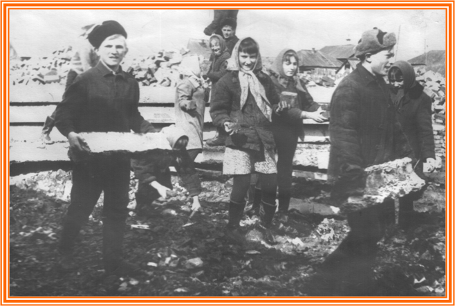 В августе 1970 года заложен фундамент трехэтажной кирпичной школы, а в 1971 году уже шло ее капитальное строительство..